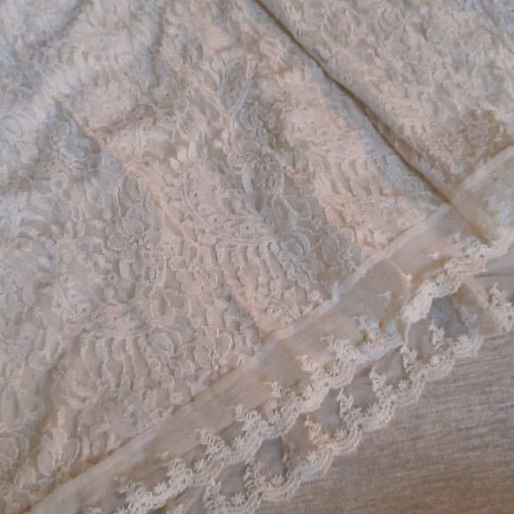 White lacey Knee-length Dress 🤍 - Picture 2 of 5